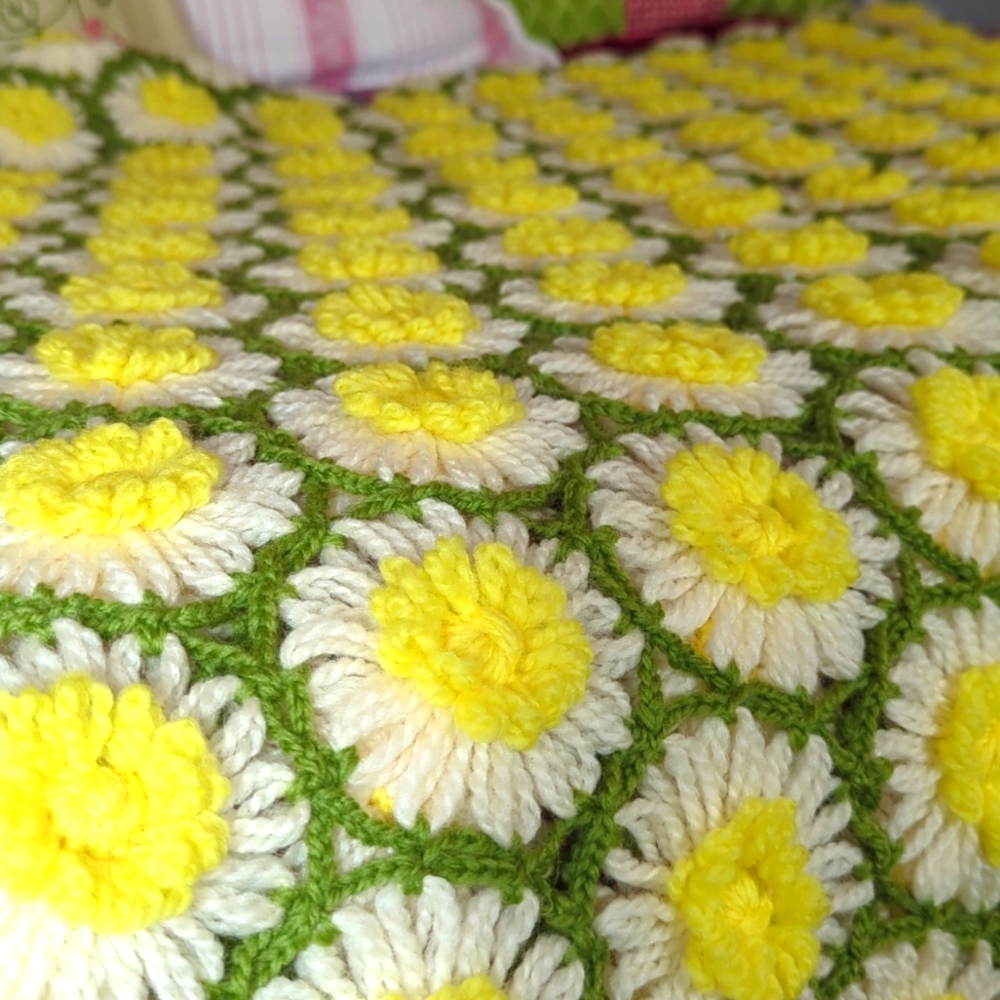Vintage Handmade Ditsy Daisy Daisy Chain Throw Blanket 47" x 62"